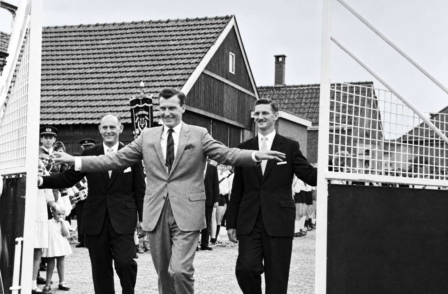 Drie mannen bij de opening van Het Vollenbroek